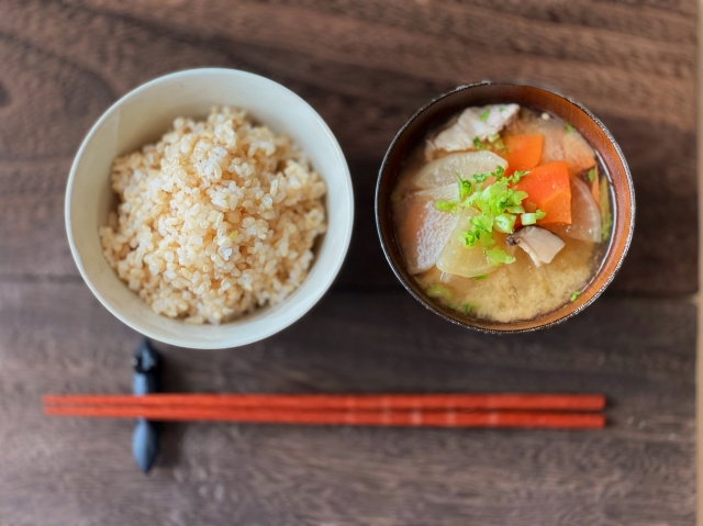 水溶性食物繊維を多く含む玄米ご飯と具沢山の味噌汁